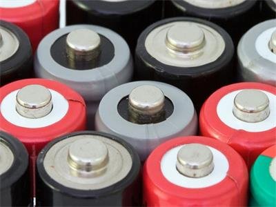 德国开姆尼茨工业大学开发出世界上最小的电池