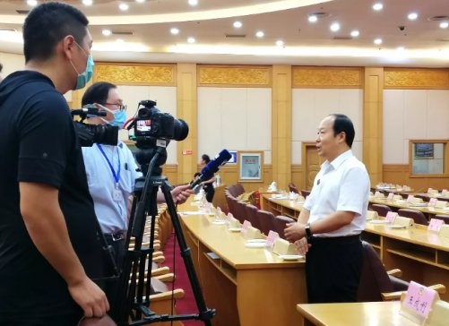王兆连董事长参加省政协十二届常委会第十八次会议并接受采访