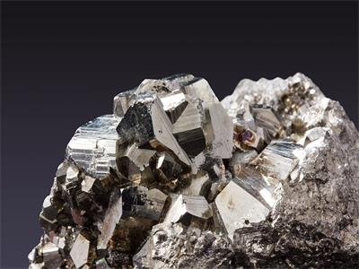 凭借这种“战略性矿产”，金石资源跨界六氟磷酸锂！