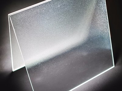 生产高品质光伏超白玻璃，降低石英砂铁杂质含量至关重要