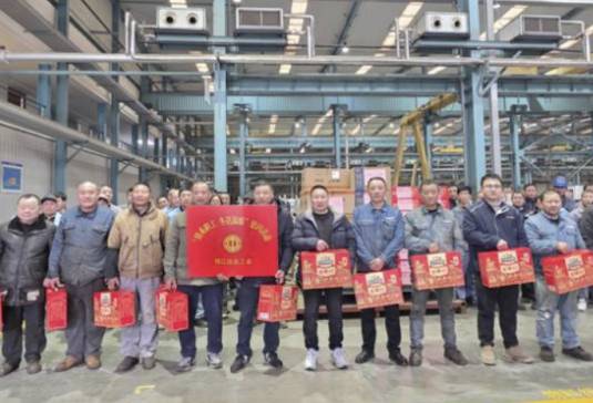 冬送温暖沁人心 墨福传情助发展——邗江区总工会赴丰尚公司开展慰问暨文化送福活动
