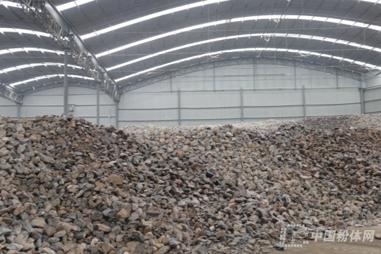 正硕新型建材仓库内的石灰石