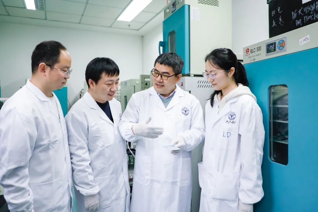 范修林科研团队近期,范修林团队开发并验证了一套新型极端电解液设计